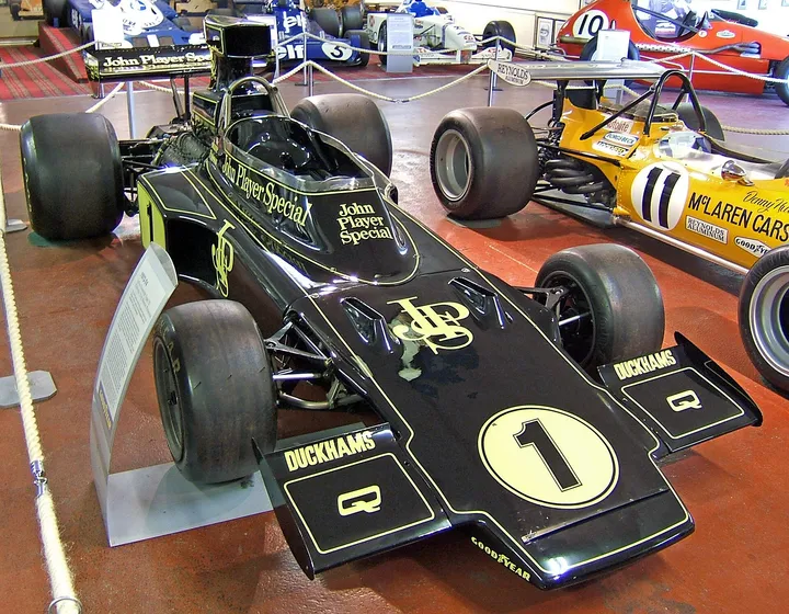 Lotus 72 в цветовете на John Player Special